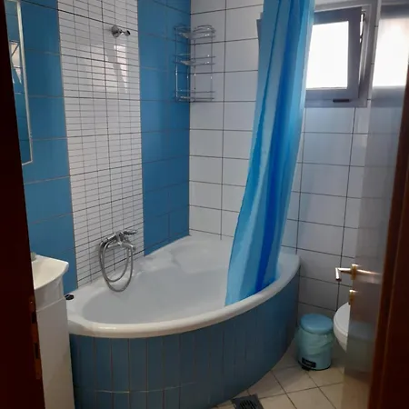 Dominikis Néa Péramos